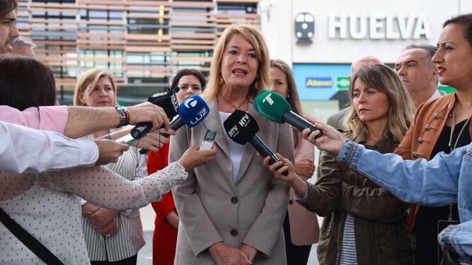 Pilar Miranda hace declaraciones junto a la estación de tren de Huelva.