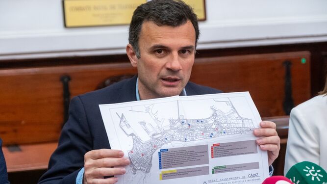 Bruno García con el mapa de las calles de Cádiz en las que incidirá el nuevo Plan de Choque de Mantenimiento Viario.