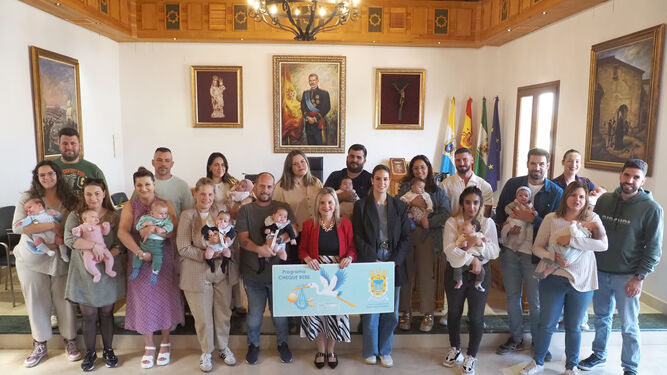 Las familias palermas recogen los cheques bebé del Ayuntamiento de Palos de la Frontera.