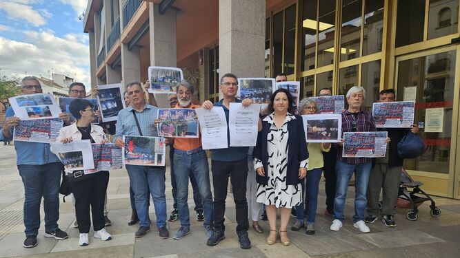 Alicia Moya y vecinos de la Fuensanta protestan a las puertas del Ayuntamiento.