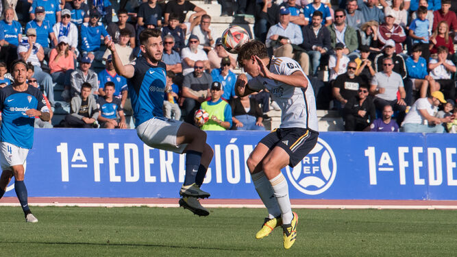 Balón dividido entre David Ramos y un futbolista del filial madridista.