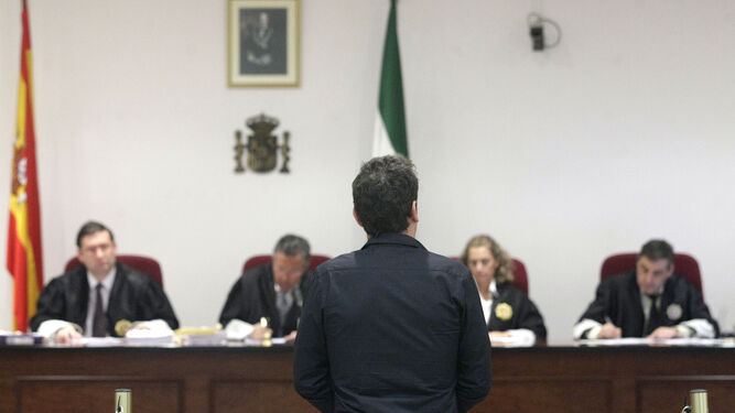 Un acusado presta declaración en un juzgado de Algeciras.