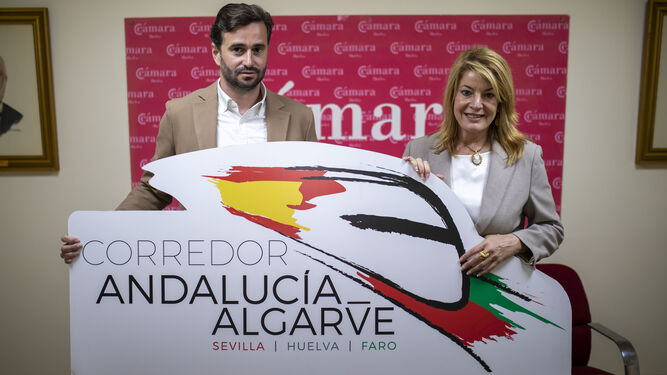 El presidente de la Cámara de Comercio de Huelva, Daniel Toscano junto a la alcaldesa de Huelva, Pilar Miranda.